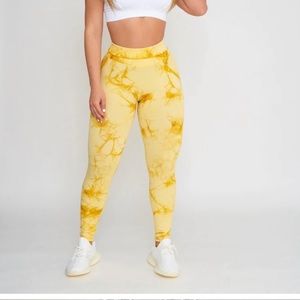 Pcheebum yellow marble scrunch butt leggings